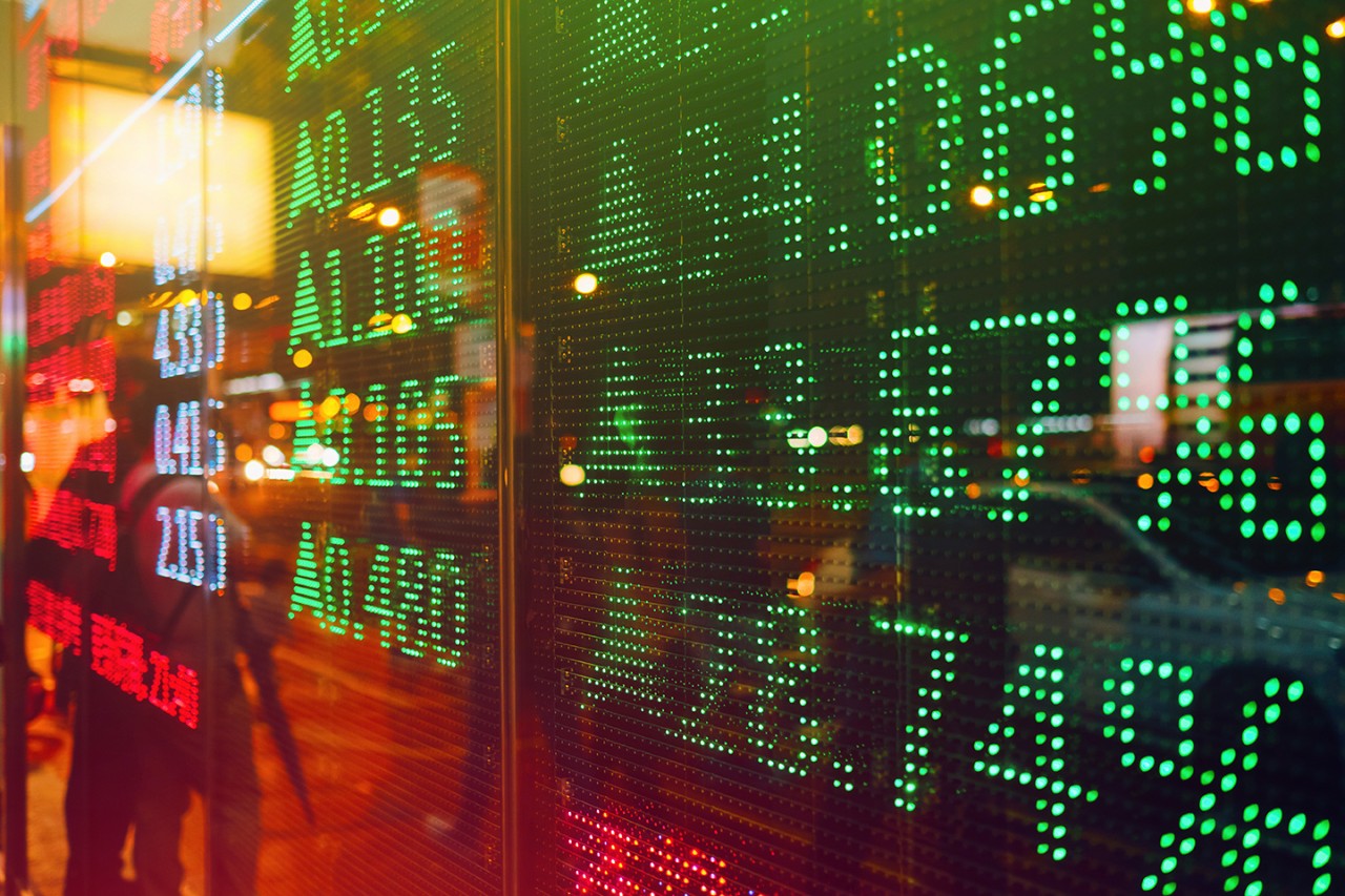Digital wall showing numbers by night