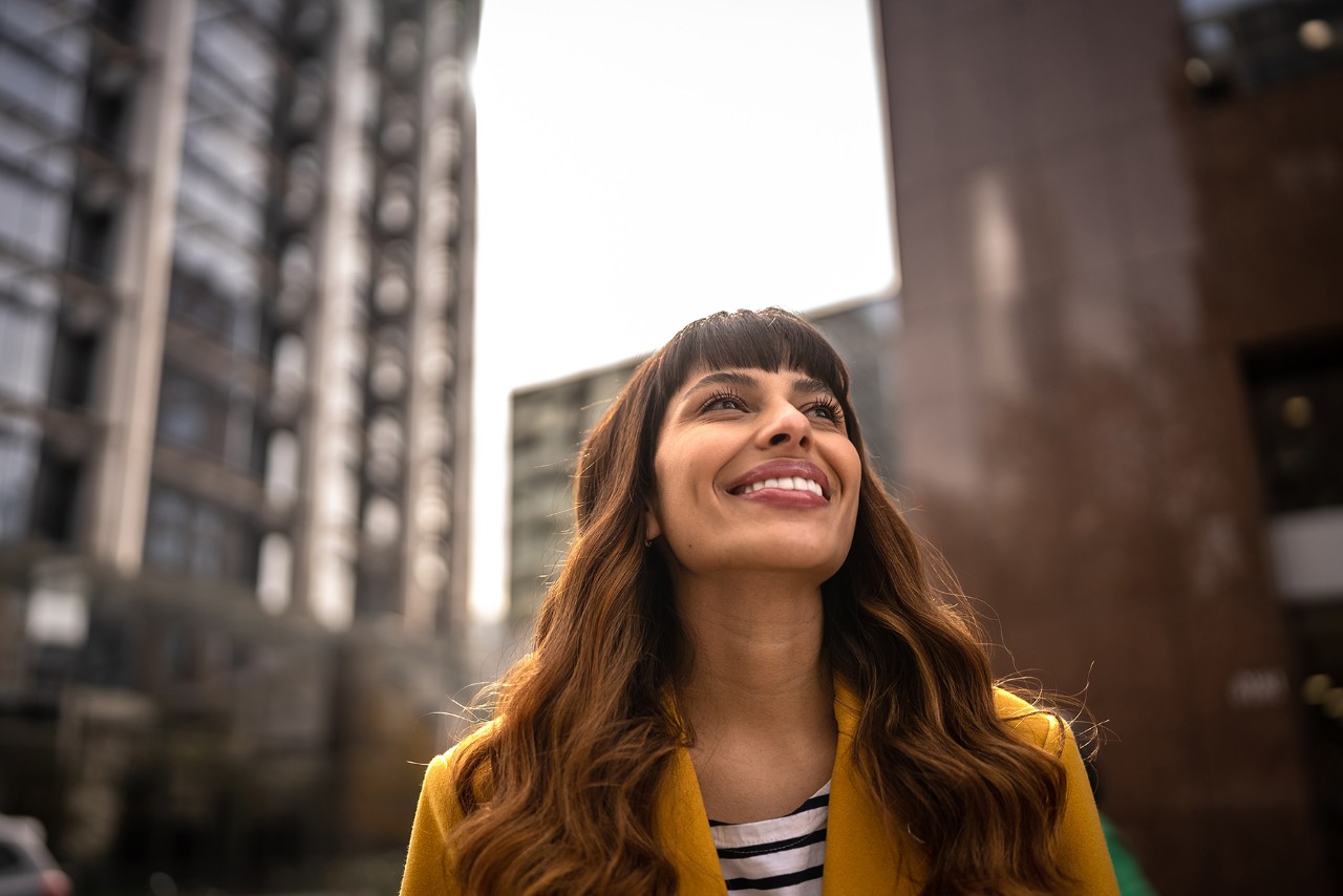 Femme souriante regardant en haut