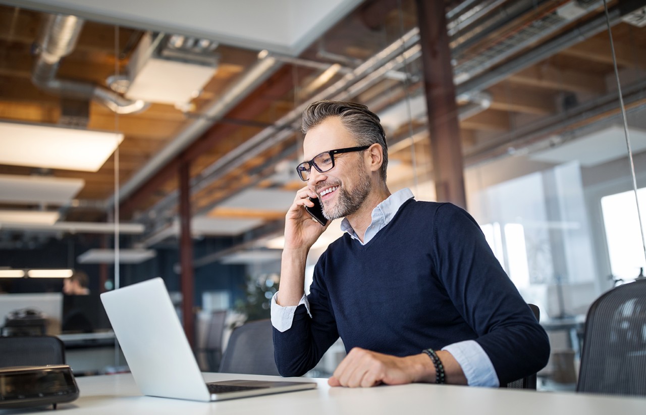 Un homme qui parle au téléphone