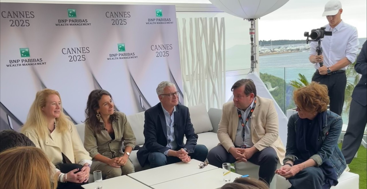 3 femmes et 2 hommes donnant une conférence assis dans un canapé à Cannes 