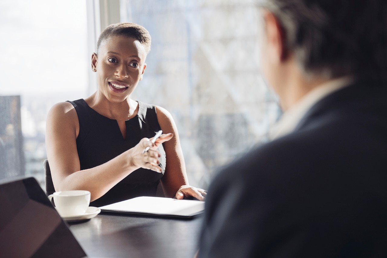 Une femme assise à une table donnant des conseils